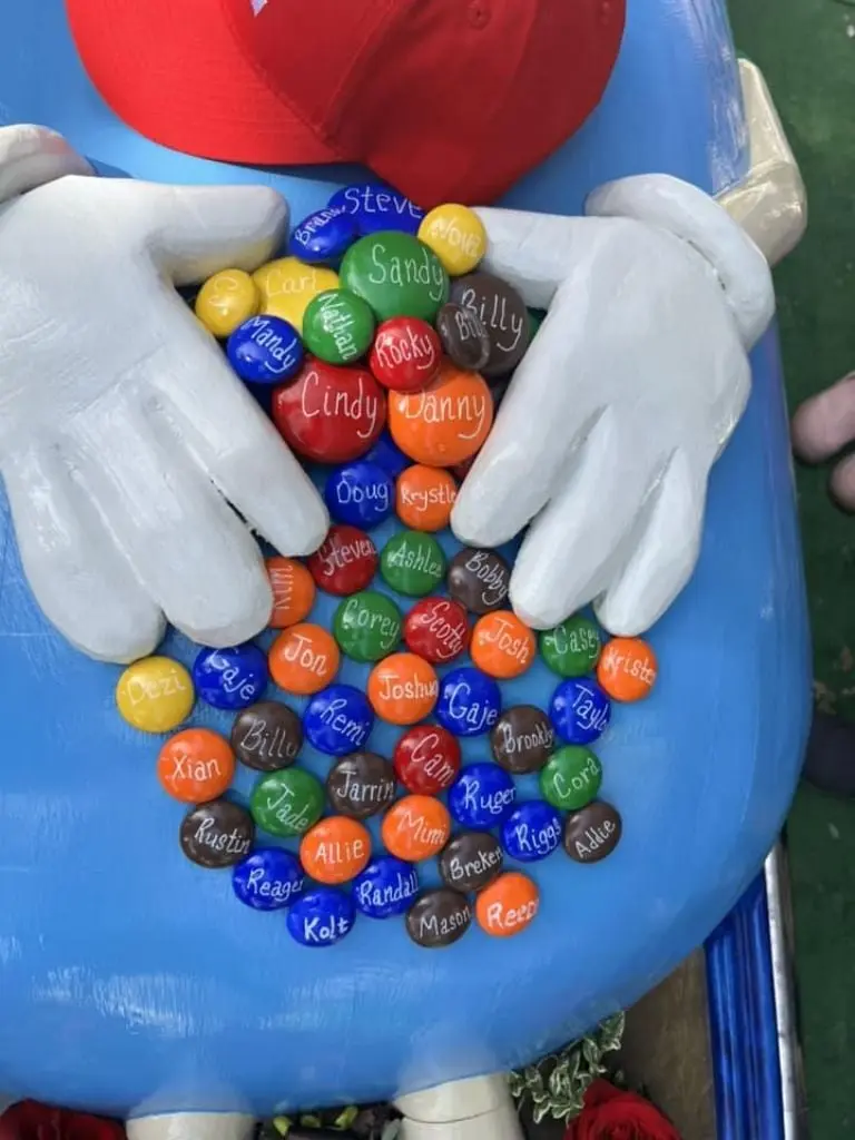 Abuela es enterrada en ataúd de M&M´s