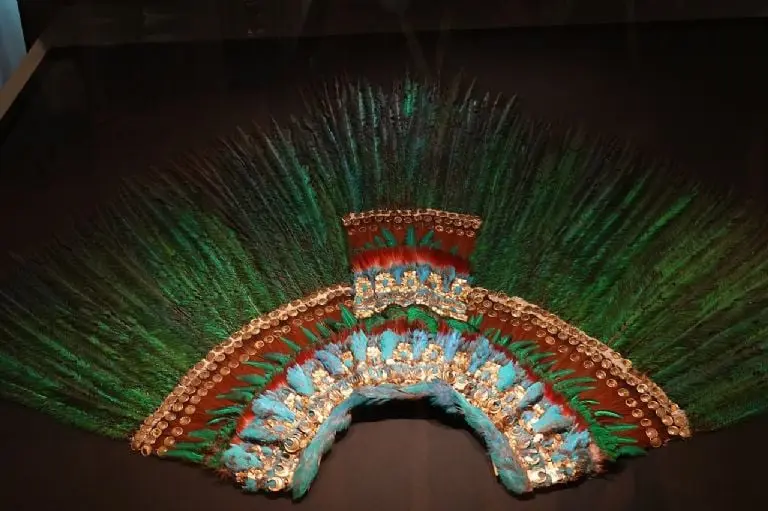 El penacho de plumas de quetzal del emperador Moctezuma II, en el Museo de Etnología de Viena. Imagen: Richard Mortel.