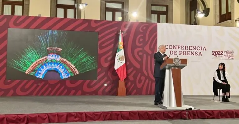 AMLO ha intentado recuperar el Penacho de Moctezuma desde su segundo año de gobierno. Imagen: @Hans2412.