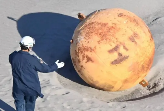 Investigan el origen de la bola de hierro gigante en un playa de Japón