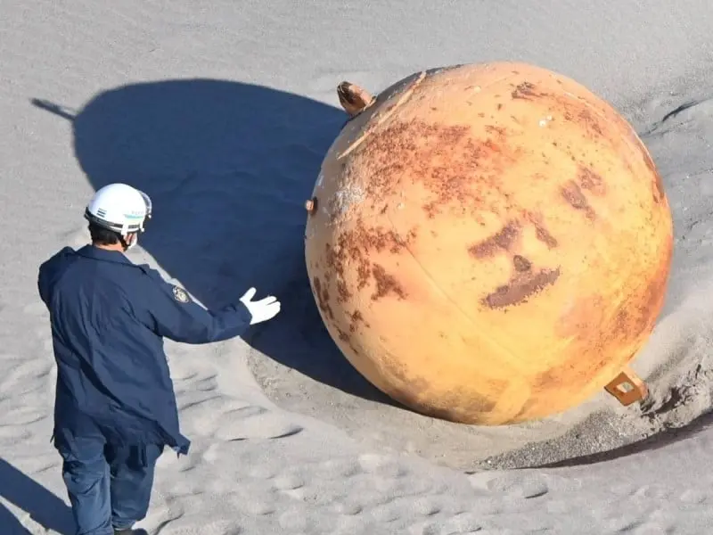 Investigan el origen de la bola de hierro gigante en un playa de Japón Investigan el origen de la bola de hierro gigante en un playa de Japón