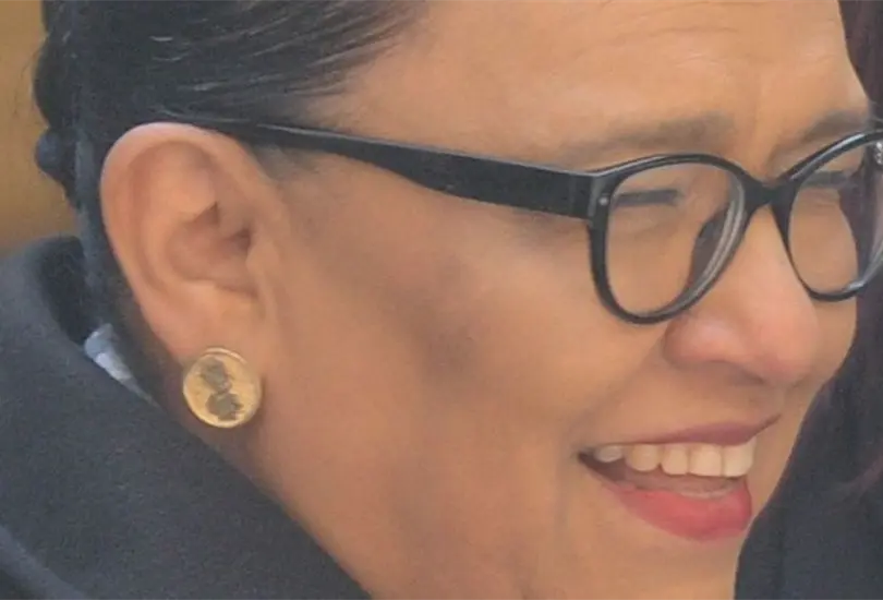 Rosa Icela Rodr&iacute;guez presume aretes de AMLO 