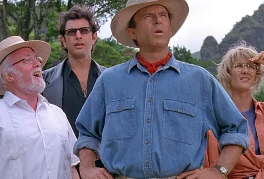 Jurassic Park fue una popular película de 1993, dirigida por Steven Spielberg, que presenta un parque de diversiones, creado por el millonario John Hammond, donde hay dinosaurios clonados por genetistas, pero antes de abrir el parque al público, los dinosaurios escapan de las instalaciones y la situación se sale de control.
