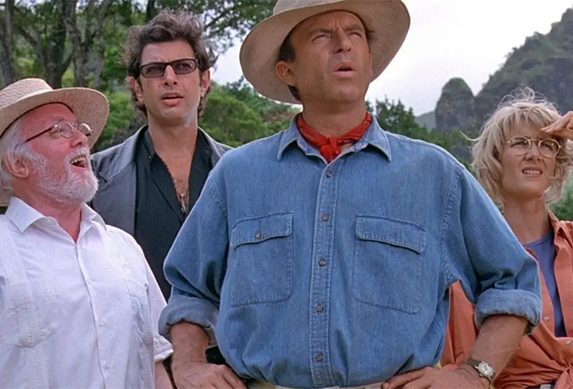 Jurassic Park fue una popular película de 1993, dirigida por Steven Spielberg, que presenta un parque de diversiones, creado por el millonario John Hammond, donde hay dinosaurios clonados por genetistas, pero antes de abrir el parque al público, los dinosaurios escapan de las instalaciones y la situación se sale de control. Jurassic Park fue una popular película de 1993, dirigida por Steven Spielberg, que presenta un parque de diversiones, creado por el millonario John Hammond, donde hay dinosaurios clonados por genetistas, pero antes de abrir el parque al público, los dinosaurios escapan de las instalaciones y la situación se sale de control.