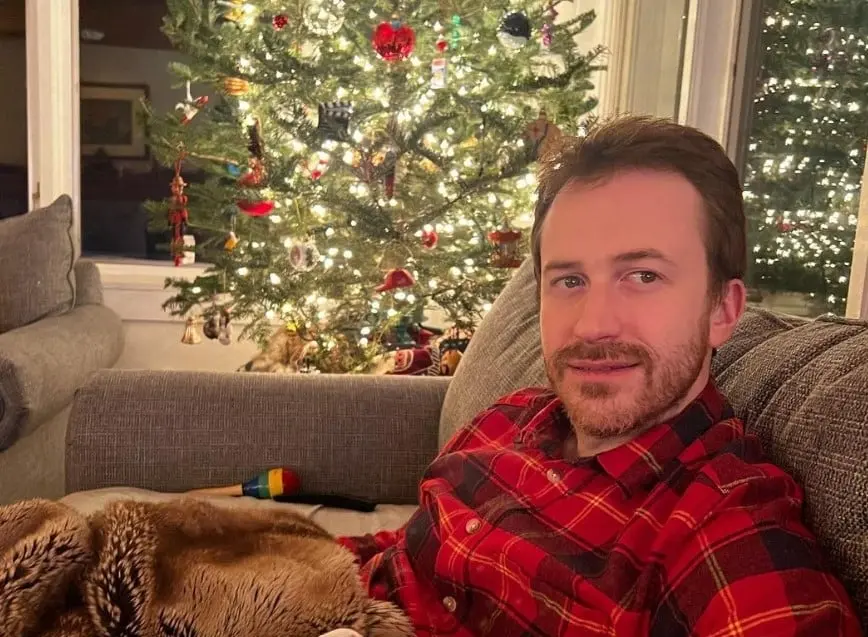 Ahora tiene 39 años y ha trabajado en películas como Bohemian Rapsody. También ha participado en las series American Crime Story y Elementary.