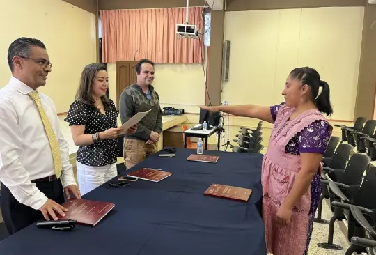 Diana Adriana Cardoso Salvador presentó con éxito su examen de titulación para convertirse en Licenciada en Educación Primaria para el Medio Indígena.