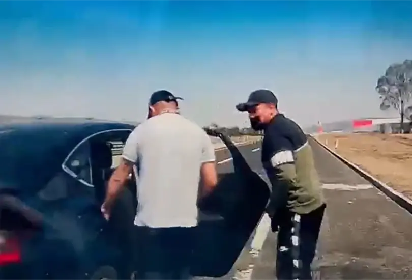 Al menos tres sujetos descienden de un vehículo para robar y supuestamente secuestrar al conductor de un vehículo en la carretera que cruza los estados de Edomex, Puebla, Tlaxcala e Hidalgo Al menos tres sujetos descienden de un vehículo para robar y supuestamente secuestrar al conductor de un vehículo en la carretera que cruza los estados de Edomex, Puebla, Tlaxcala e Hidalgo