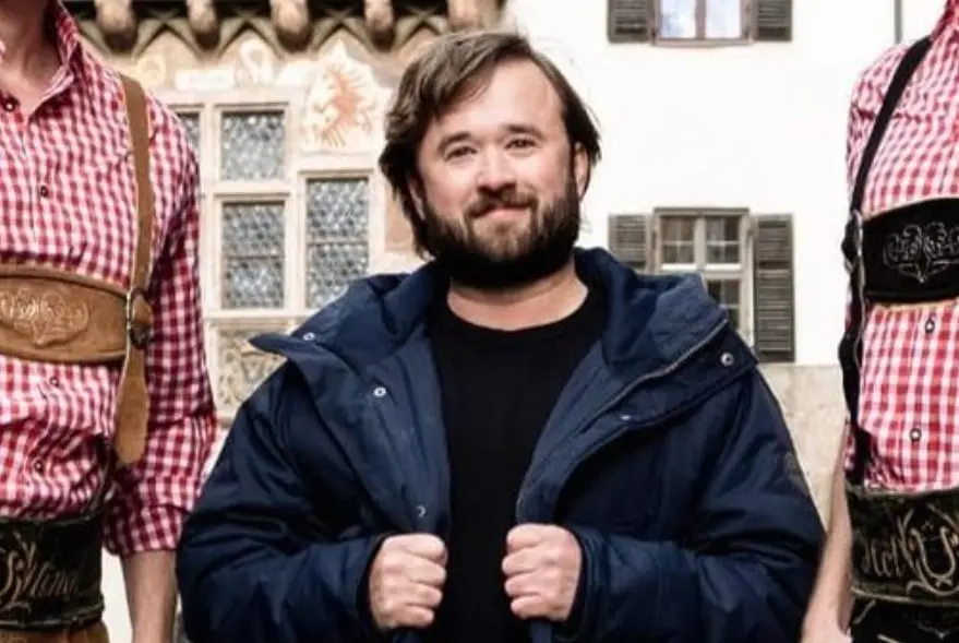 Ahora tiene 34 a&ntilde;os, en los &uacute;ltimos a&ntilde;os ha participado en series como Goliath y Perros espaciales.