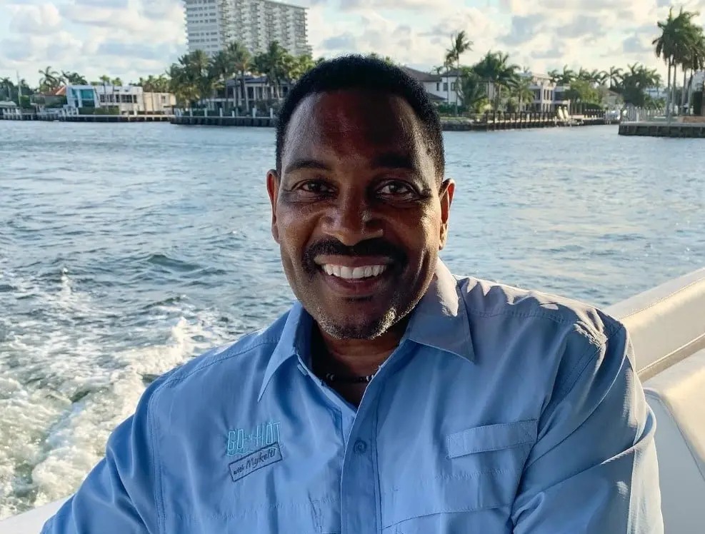 Ahora tiene 65 a&ntilde;os y es padre de tres hijos. Ha participado en series como Nashville y  Hawai 5.0.