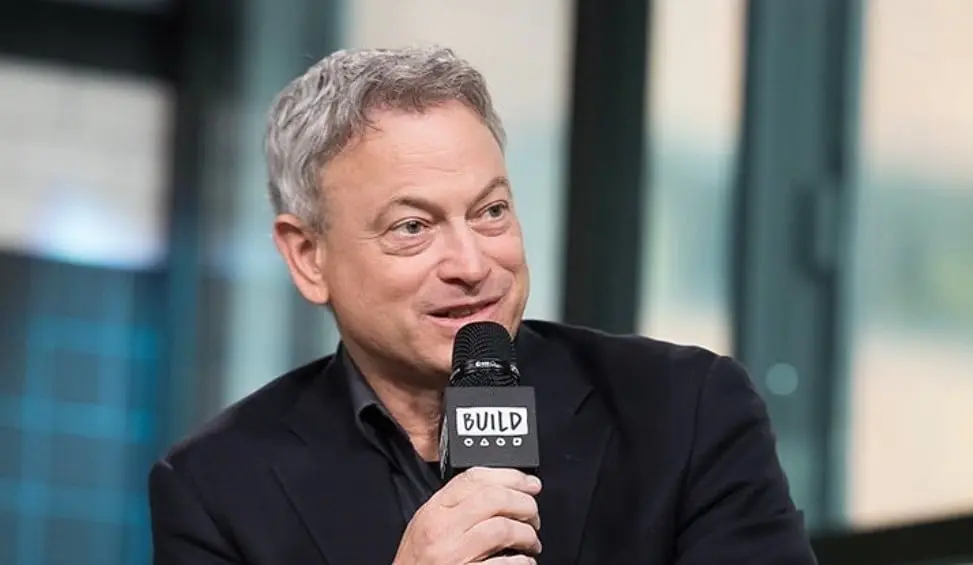 Ahora tiene 67 a&ntilde;os, est&aacute; casado con la actriz Moira Harris y tienen 3 hijos. Ha trabajado en series como 13 Reasons Why y Mentes Criminales.