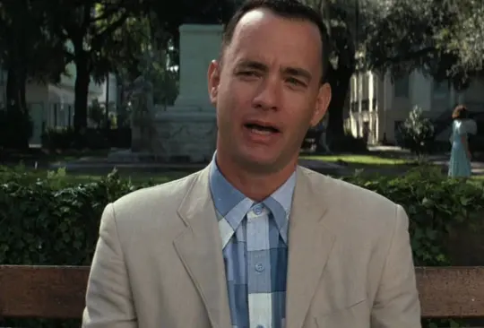 Forrest Gump fue una exitosa película de 1994, protagonizada por Tom Hanks, quien ganó el Oscar a Mejor Actor por su papel en la cinta. La historia se centra en Forrest, un joven con un ligero retraso, pero que tiene la habilidad de correr muy rápido.
