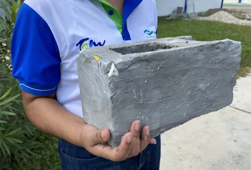 El Block Ligero Ecol&oacute;gico cuesta seis pesos, resiste hasta 120 kilos, ca&iacute;das de 6 metros y hasta impactos de bala. 