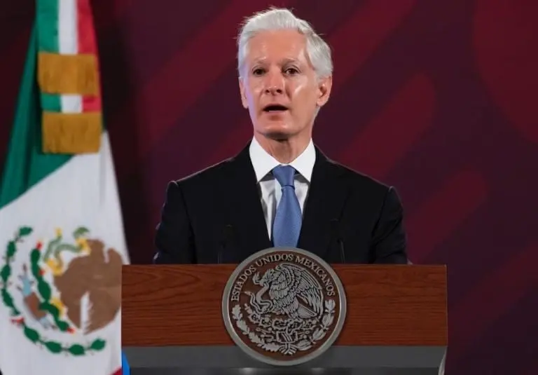 Alfredo del Mazo en una conferencia de prensa mañanera. Foto: Presidencia.