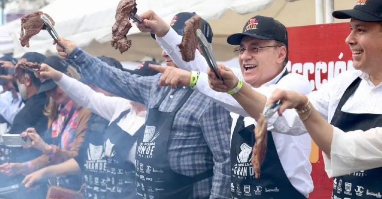 Se utilizaron cinco toneladas de carne para romper el récord. Imagen: @alfonsodurazo.