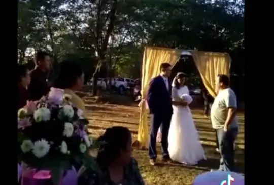 Padre interrumpe boda de su futuro yerno con otra mujer Padre interrumpe boda de su futuro yerno con otra mujer