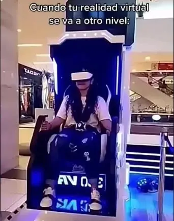 Una joven sufri&oacute; un accidente al querer jugar en una plaza comercial