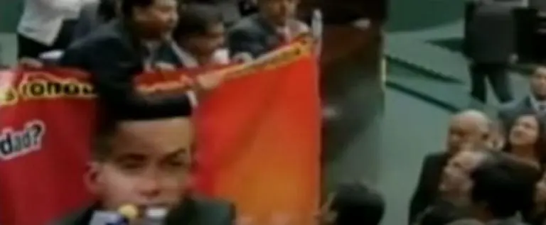 Diputados del PT exhibieron la manta de Felipe Calderón. Foto: captura de pantalla.