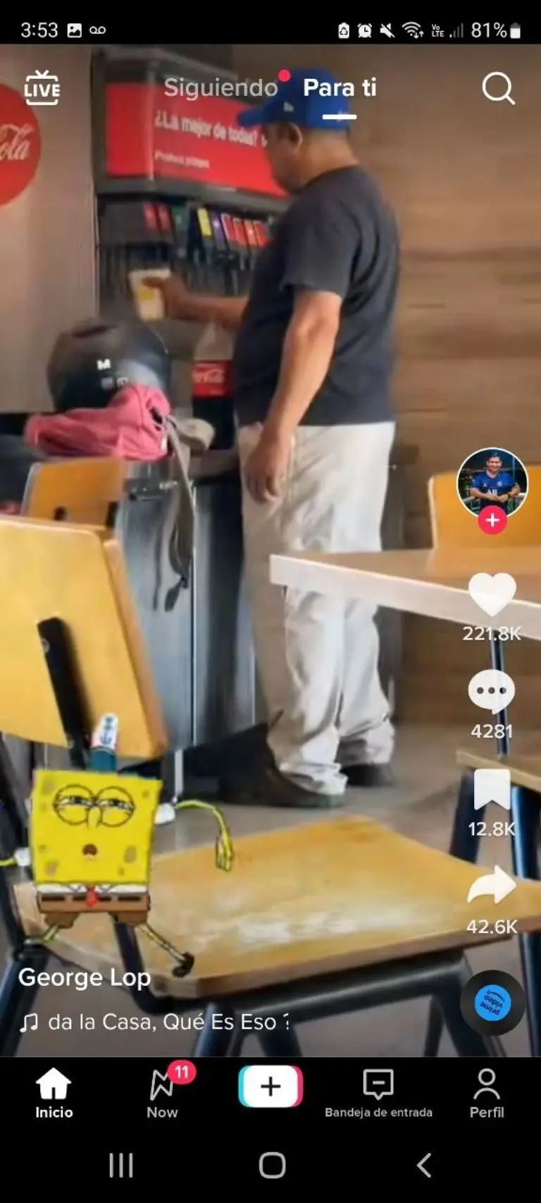 Hombre abusado se rellena su refresco - Tomada de video