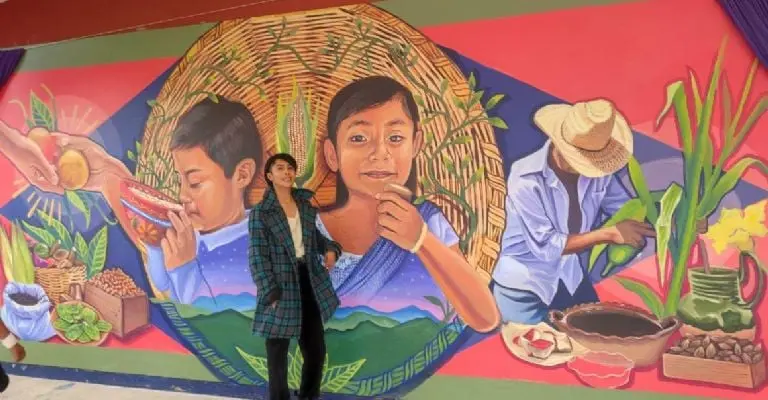 La artista Ana Xhopa con su mural de la iniciativa #OaxacaSinChatarra. Imagen: @elpoderdelc.