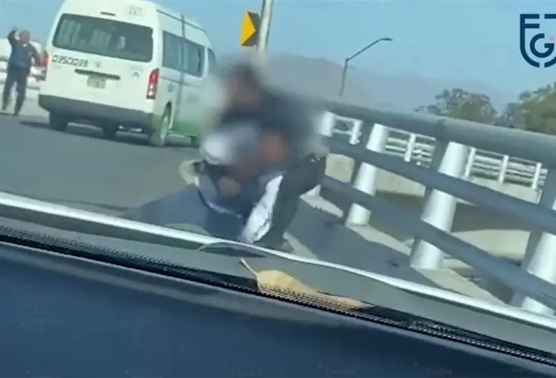 Un elemento adscrito a  la Polic&iacute;a de Investigaci&oacute;n  (PDI) evit&oacute; que un joven atentara contra su vida desde el borde de un puente vehicular en la zona de Xochimilco, 