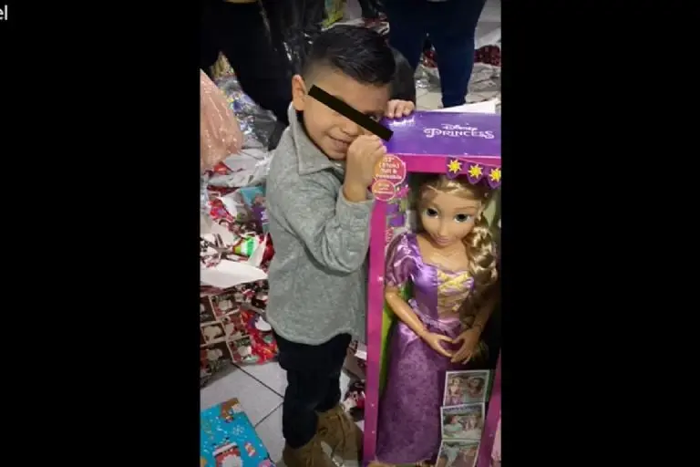 Niño se disfraza de Rapunzel - Tomada de video