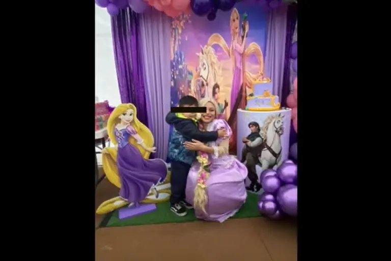 Niño se disfraza de Rapunzel - Tomada de video