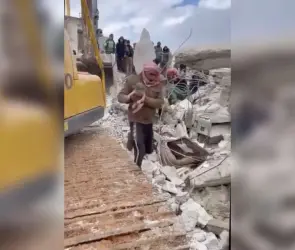 Milagro en Siria: Bebé sobrevive entre los escombros atada al cordón umbilical de su madre fallecida
