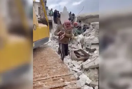 La bebé fue rescatada de un edificio en ruinas tras el terremoto en Siria 