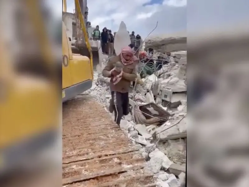 La bebé fue rescatada de un edificio en ruinas tras el terremoto en Siria La bebé fue rescatada de un edificio en ruinas tras el terremoto en Siria