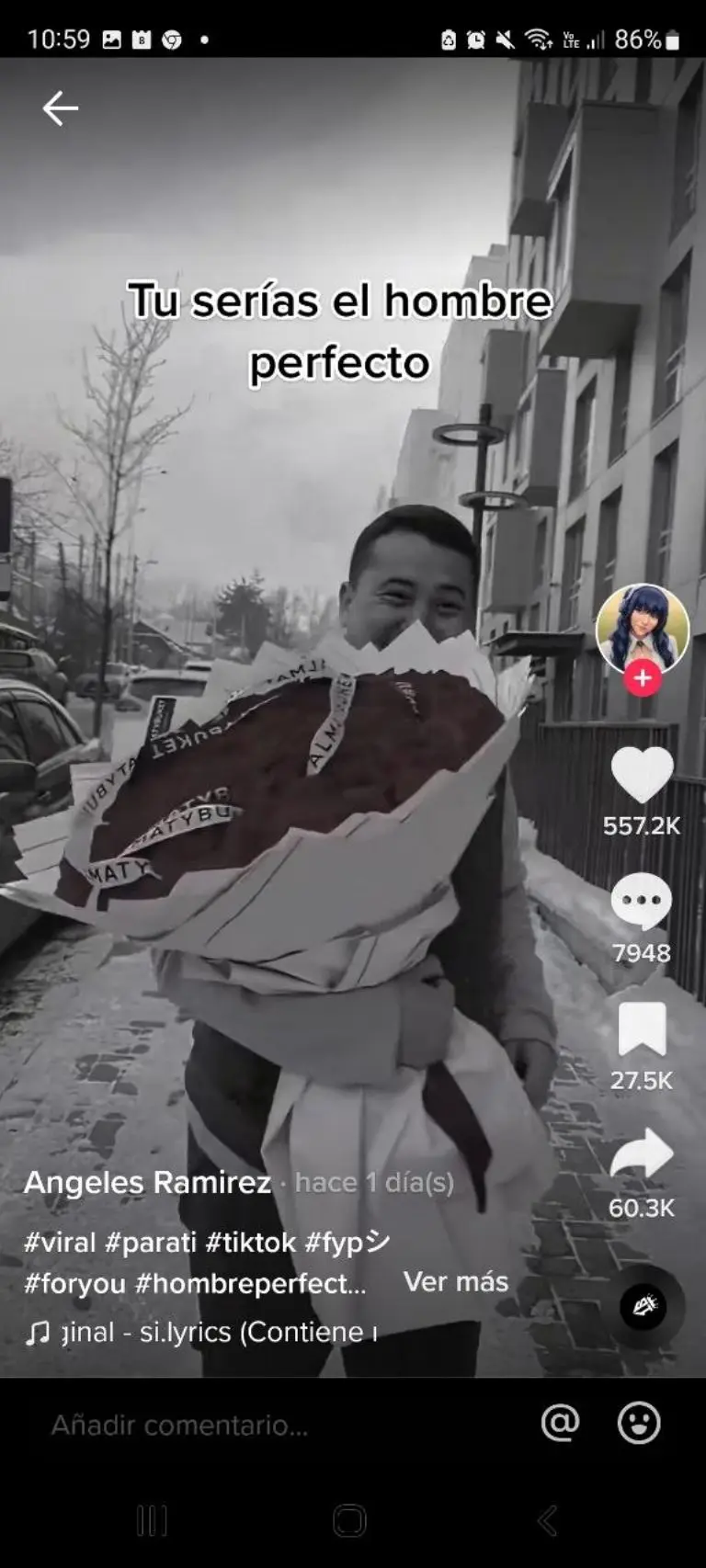 Hombre deja escapar Iphone de regalo - Tomada de video