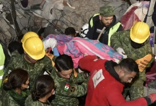 Se trata de la primera persona rescatada con vida por brigadistas mexicanos Se trata de la primera persona rescatada con vida por brigadistas mexicanos