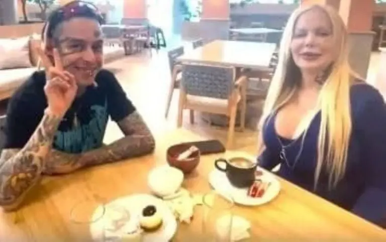 La actriz y su esposo hablaron sobre su experiencia viajando en esta terminal aérea Créditos: Twitter