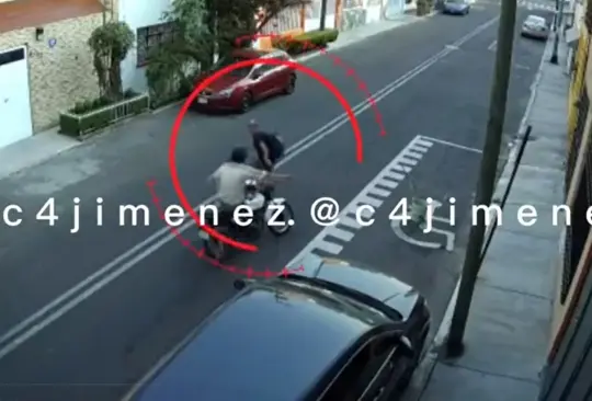 El ratero salió huyendo de la escena, abandonando su motocicleta para no ser atrapado por el civil. El ratero salió huyendo de la escena, abandonando su motocicleta para no ser atrapado por el civil.
