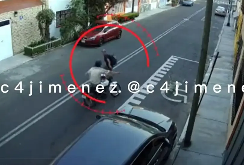 El ratero sali&oacute; huyendo de la escena,  abandonando su motocicleta para no ser atrapado por el civil.