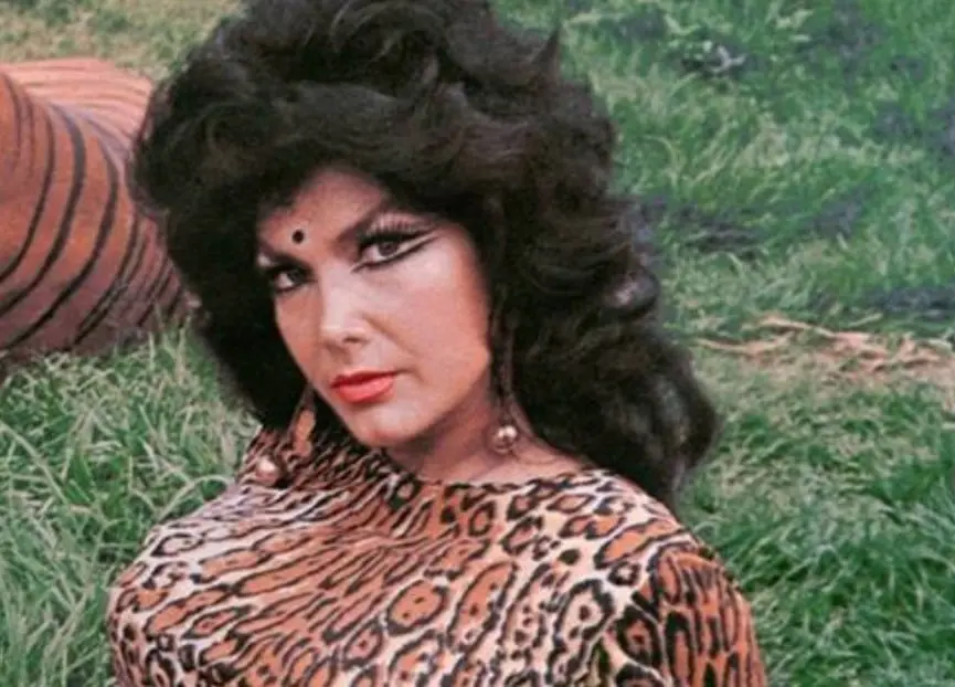 En 1962, a los 29 a&ntilde;os, firm&oacute; un contrato con la disquera Columbia Records, y ah&iacute; comenz&oacute; su exitosa carrera como cantante de m&uacute;sica ranchera.