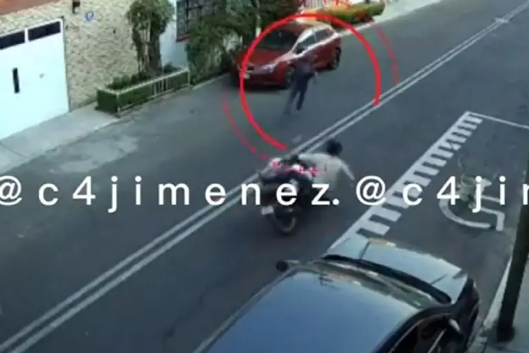 Ratero pierde su moto en asalto - Tomada de video