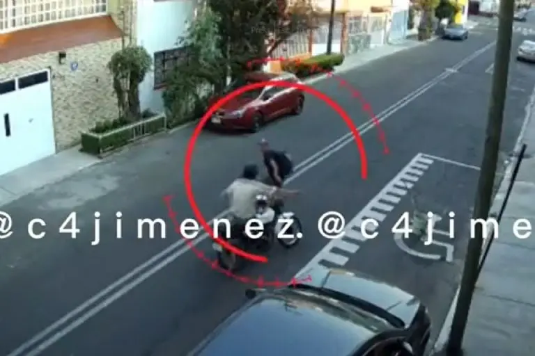 Ratero pierde su moto en asalto - Tomada de video