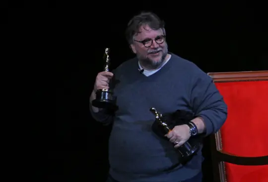 Guillermo del Toro presume los Premios Oscar que ha ganado. 