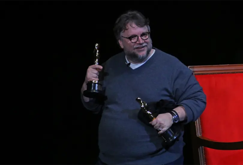 Guillermo del Toro presume los Premios Oscar que ha ganado. Guillermo del Toro presume los Premios Oscar que ha ganado.