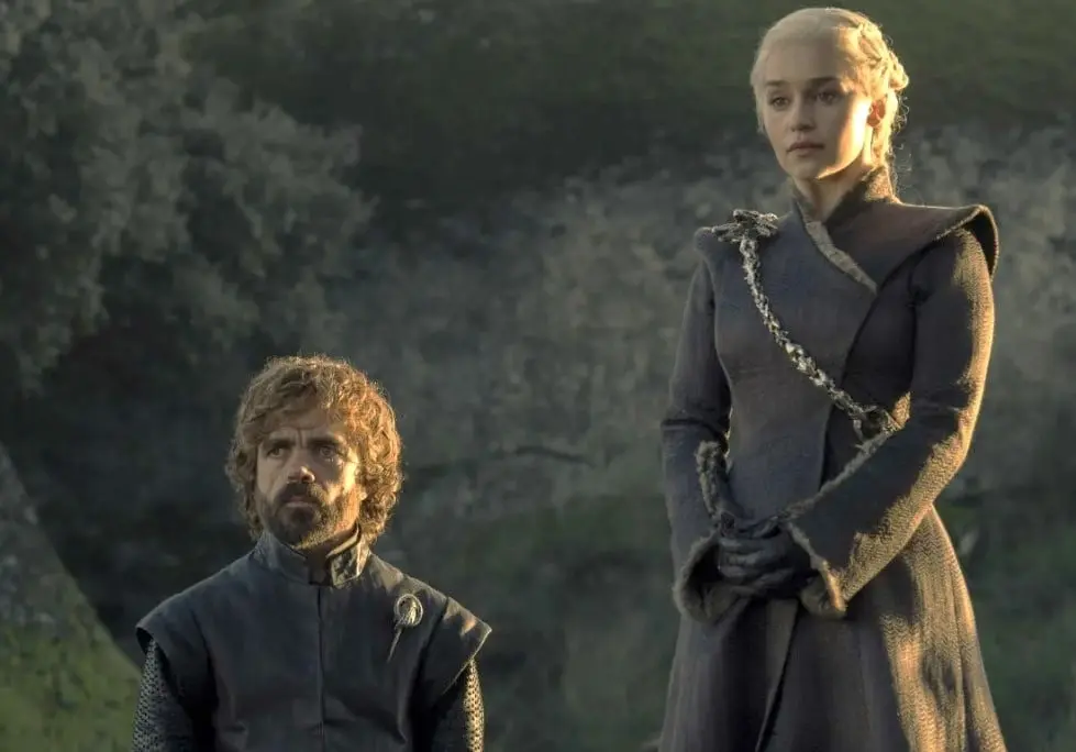 Mide 1.35 m y goza de gran fama por la serie Game of Thrones. Dinklage naci&oacute; con acondroplasia, una condici&oacute;n que afect&oacute; su crecimiento.