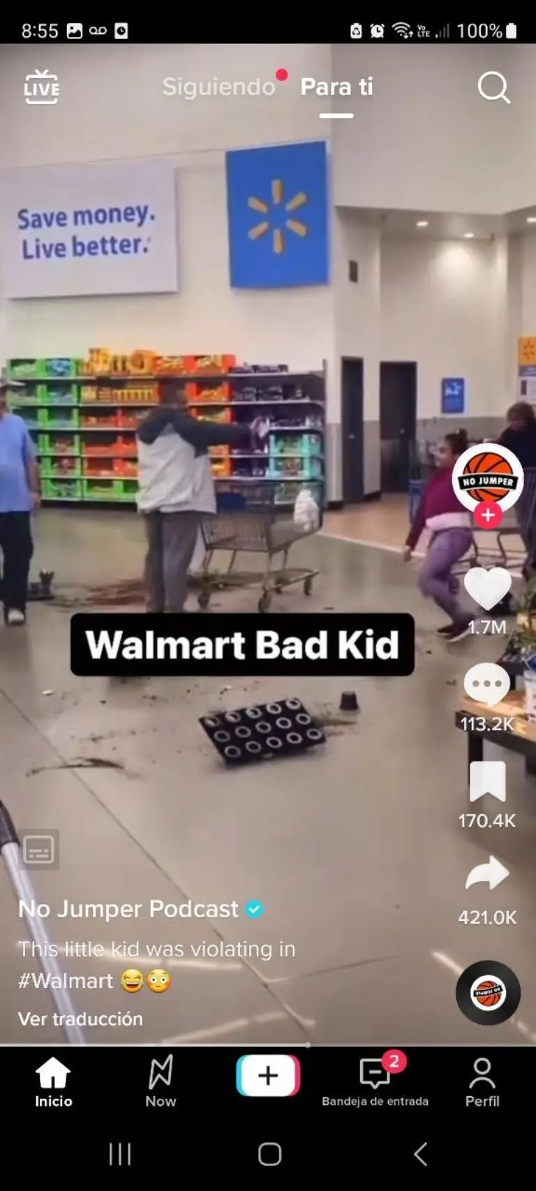 Los clientes intentaban calmarla - Tomada de video
