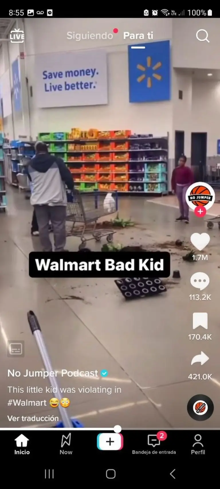 La niña comenzó a destrozar el Walmart en un ataque de ira - Tomada de video