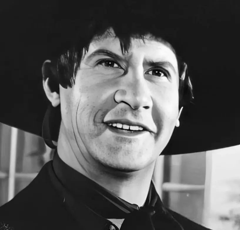 En su juventud trabaj&oacute; como agente de ventas y posteriormente como jornalero en Estados Unidos, pero un accidente lo hizo regresar a M&eacute;xico.