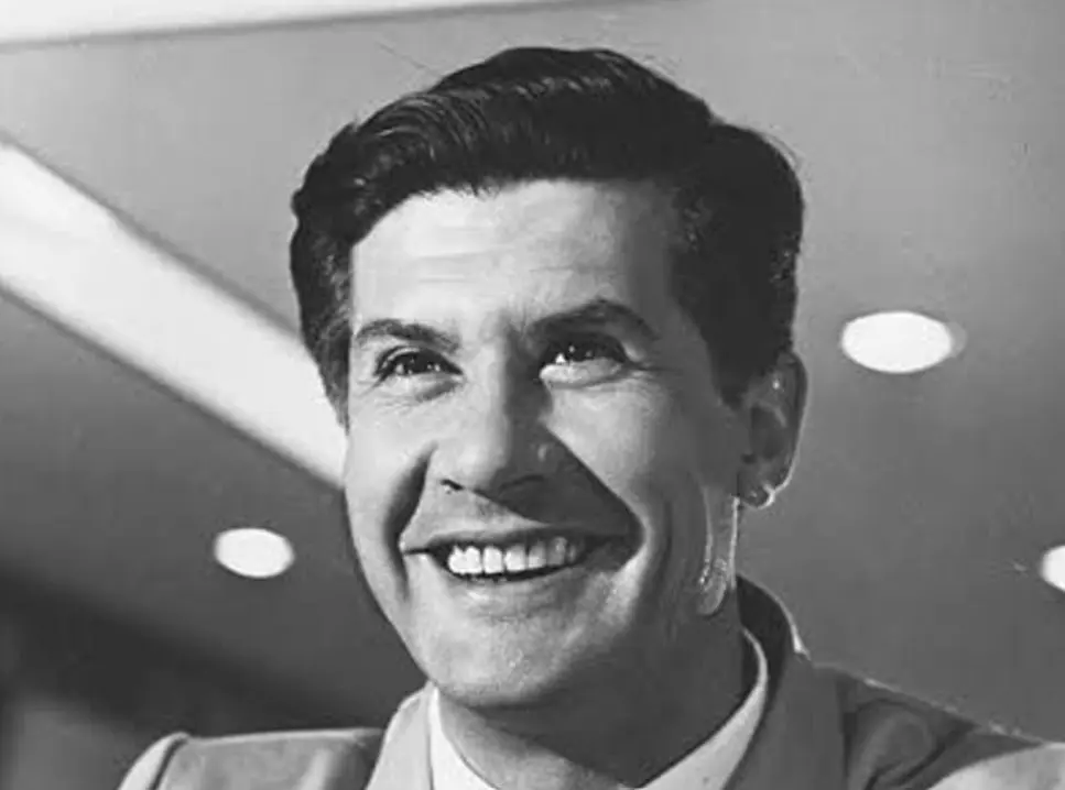 Por problemas econ&oacute;micos no pudo continuar con sus estudios y termin&oacute; ingresando a un seminario para ser sacerdote y seguir estudiando.