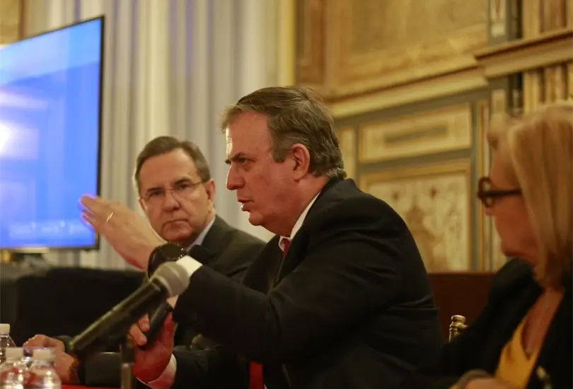 "Con este costo de vidas humanas, &iquest;c&oacute;mo es que estos se&ntilde;ores se atreven a cuestionar nuestro compromiso o, peor a&uacute;n, a pedir una intervenci&oacute;n en nuestro pa&iacute;s?", objet&oacute; Ebrard.