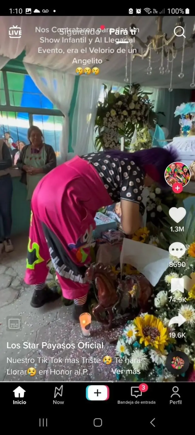 Payaso da show en velorio de niño - Tomada de video