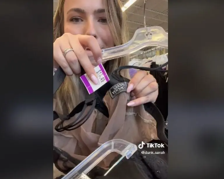 Joven encuentra vestido de Gianni Versace en oferta (TikTok)