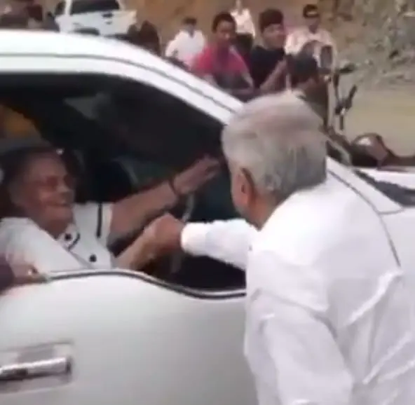 AMLO recordó el día en que saludó de mano a la mamá del ´Chapo´ Guzmán en Badiraguato AMLO recordó el día en que saludó de mano a la mamá del ´Chapo´ Guzmán en Badiraguato
