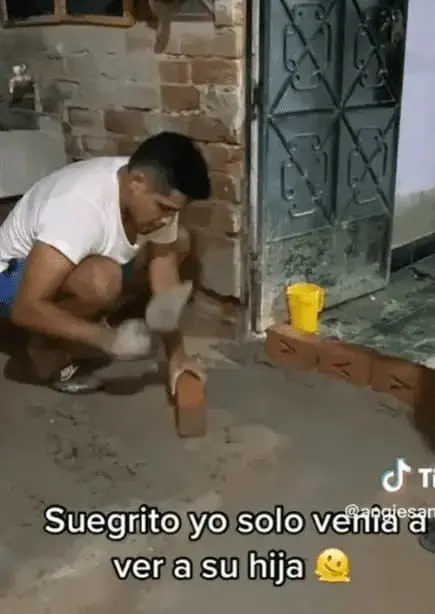 Joven va a casa de su novia y su suegro lo agarra de alba&ntilde;il