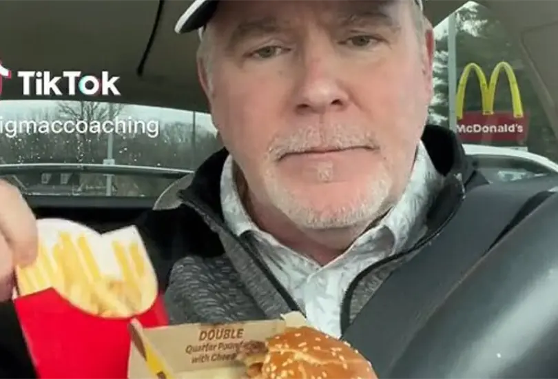 Hombre baja de peso comiendo hamburguesas Hombre baja de peso comiendo hamburguesas